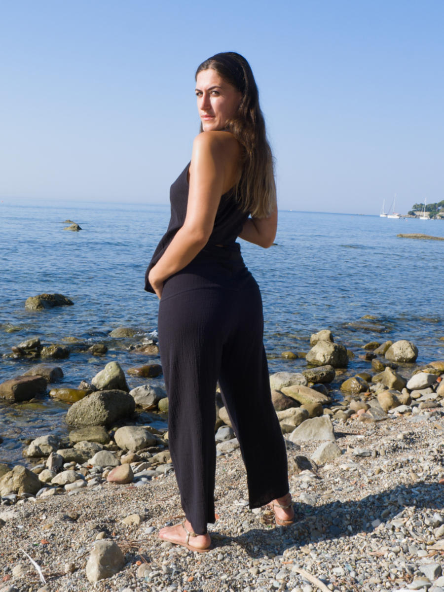 cristina indossare nero, fishermans pants e top