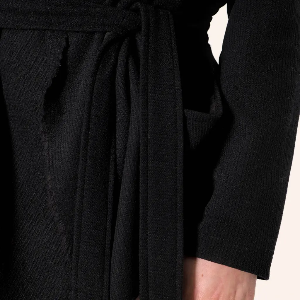 squared_jacket_black_close_DSCF7410.webp