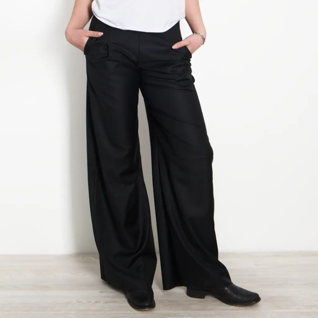 sporty_chic_trousers_black_front_DSCF7530.webp